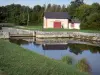 Paysages du Loiret - Canal d'Orléans, écluse, maison éclusière et arbres