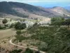 Paysages de la Lozère - Parc National des Cévennes : hameau du massif des Cévennes et sa nature environnante