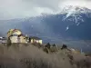 Paysages des Pyrénées-Orientales - Habitations avec vue sur les montagnes pyrénéennes aux cimes enneigées