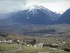 Paysages des Pyrénées-Orientales - Parc Naturel Régional des Pyrénées Catalanes : vue sur le haut plateau de Cerdagne entouré de montagnes aux cimes enneigées