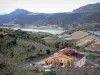 Paysages des Pyrénées-Orientales - Fenouillèdes : vue sur le plan d'eau du barrage de l'Agly, la cave coopérative de Caramany, les champs de vignes et les collines