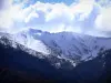 Paysages des Pyrénées-Orientales - Montagne pyrénéenne enneigée surmontée de nuages