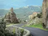 Paysages des Pyrénées-Orientales - Petite route avec vue sur des collines verdoyantes