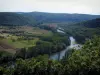 Paysages du Quercy - Arbres en premier plan avec vue sur la rivière (le Lot), les arbres au bord de l'eau, les champs et les collines, dans la vallée du Lot