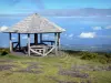 Paysages de La Réunion - Picnic soporte en el borde de la Maïdo camino forestal con vistas a la costa de la isla y el Océano Índico