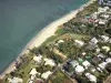 Paysages de La Réunion - Vista aérea de Saline-les-Bains (comuna de Saint-Paul), con sus villas, su playa y la laguna