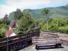 Paysages de La Réunion - Pueblo verde de La Plaine-des-Palmistes, con el banco en primer plano