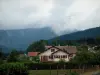 Paysages du Territoire de Belfort - Maisons et montagnes du massif des Vosges recouvertes de forêts