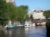 Paysages urbains - Vue sur la Seine, les péniches amarrées au quai de Montebello, le pont au Double et les façades d'immeubles du quartier latin