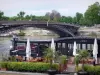 Paysages urbains - Terrasse de restaurant au bord de l'eau avec vue sur la passerelle Léopold-Sédar-Senghor (ou passerelle Solférino) enjambant la Seine