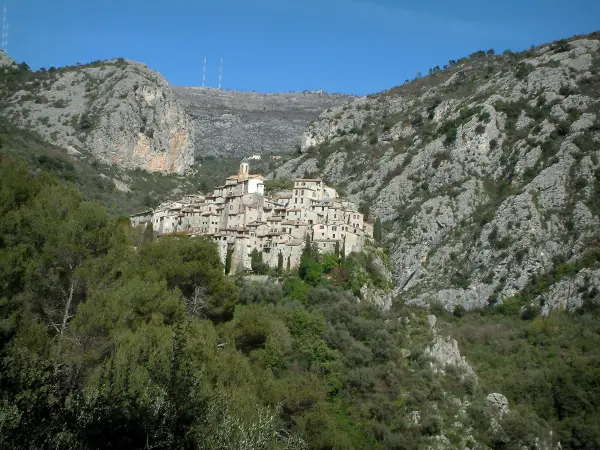 Peillon - Panoramica del vecchio villaggio circondato da montagne e foreste