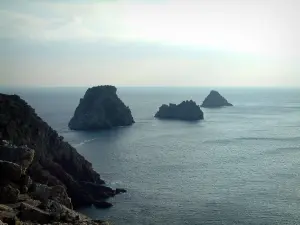 Península de Crozon - Penhir punta con tres piedras (Tas de Pois) alineados en el mar (Iroise)