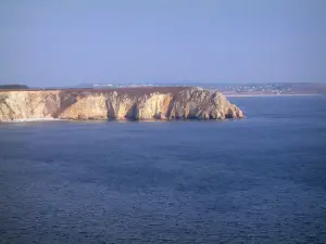 Península de Crozon - Penhir Point, con vistas a la costa salvaje, en la punta de Dinan y el mar (Iroise)