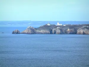 Península de Crozon - Punto Penhir, con vistas a la punta de Toulinguet, con su faro y el mar (Iroise)