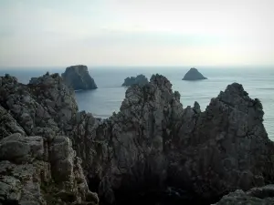 Península de Crozon - Penhir punta y tres piedras (Tas de Pois) alineados en el mar (Iroise)