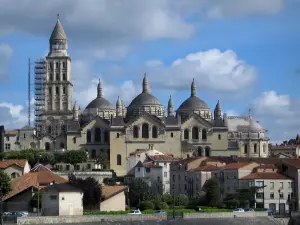 Périgueux - Kathedrale Saint-Front byzantinischen Stiles, Häuser der Altstadt und Wolken im Himmel