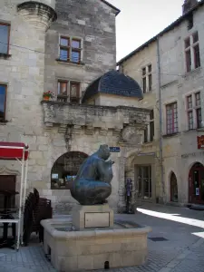 Périgueux - Brunnen des Platzes Saint-Louis und Haus Pâtissier (Haus Tenant)