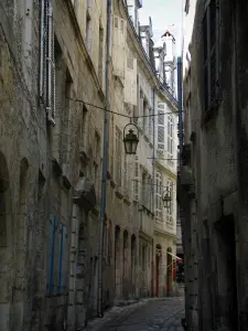 Périgueux - Gasse, gesäumt von Häusern