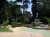 Périgueux - Jardin des arènes (amphithéâtre) avec jets d'eau, bassin et arbres