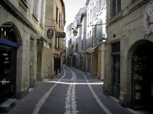 Périgueux - Strasse, gesäumt mit Häusern und mit Boutiquen