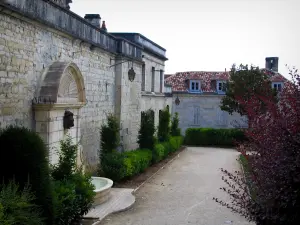 Périgueux - Garden with path, fountain and shrubs