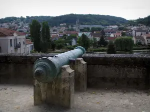Périgueux - Cannon with view of the River Isle and houses of the opposite bank