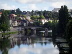 Périgueux - Brücke überspannt den Fluss (Isle), Ufer und Häuser der Altstadt
