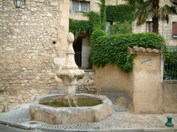 Pernes-les-Fontaines . Vaucluse : trouver de l'eau, simple comme