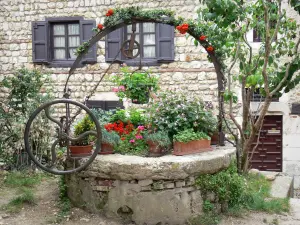 Pérouges - Brunnen mit Blumen und Steinhaus