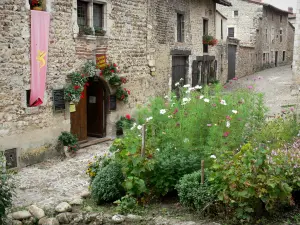 Pérouges - Blumenbeet und Häuserfassaden des mittelalterlichen Ortes