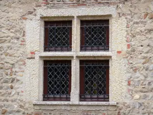 Pérouges - Fenster mit Fensterkreuz