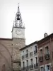 Perpignan - Clocher de la cathédrale Saint-Jean-Baptiste surmonté d'un campanile en fer forgé, et façades de la vieille ville