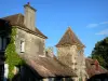 La Perrière - Tour carrée et maisons du village ; dans le Parc Naturel Régional du Perche