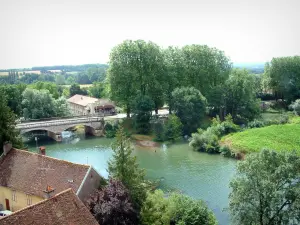 Pesmes - Blick von oben herab auf die Bäume und die Häuser am Rande des Wassers (Ognon), Brücke überspannt den Fluss (Tal des Ognon)