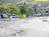 Petite Anse d'Arlet - Barques de pêcheurs sur la plage de sable