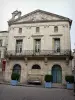 Pezenas - Cidade velha: antiga casa consular (Maison des Métiers d'Art), arbustos em vasos, terra pavimentada