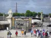 Place de la Concorde - Grilles du jardin des Tuileries en premier plan avec vue sur la place de la Concorde et la tour Eiffel
