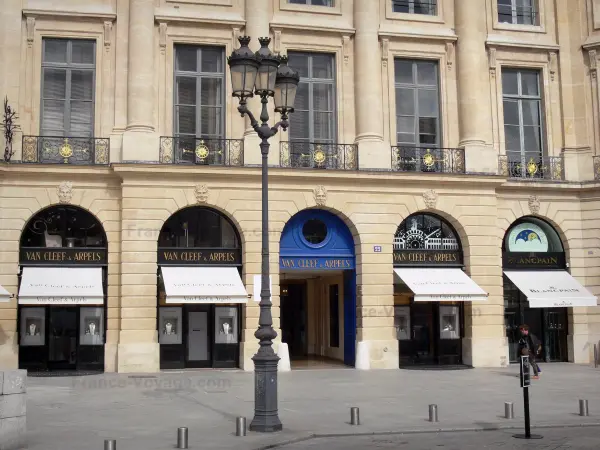 Place Vendôme - Façade de l'hôtel de Ségur et vitrines de grands joailliers