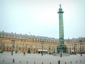 Place Vendôme - Colonne Vendôme et façades de la place parisienne