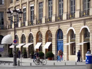 Place Vendôme - Façade de l'hôtel de Boullongne et boutiques de luxe