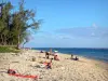 Plage de l'Ermitage - Détente sur la plage de sable, au bord de l'océan Indien ; sur la commune de Saint-Paul