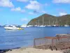 Plage de Grande Anse d'Arlet - Vue sur la baie de Grande Anse, parsemée de bateaux, depuis la plage de sable ; sur la commune des Anses-d'Arlet