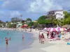 Plages de la Martinique - Farniente sur le sable clair de la plage de l'anse Mitan et baignade dans les eaux tranquilles de la mer ; sur la commune des Trois-Îlets