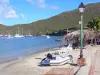 Plages de la Martinique - Plage de Grande Anse d'Arlet avec vue sur la baie parsemée de bateaux ; sur la commune des Anses-d'Arlet