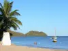 Plages de la Martinique - Plage de l'anse à l'Âne avec vue sur l'îlet à Ramiers et la mer des Caraïbes parsemée de bateaux ; sur la commune des Trois-Îlets