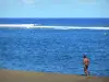 Plages de La Réunion - Footing sur la plage de sable noir de L'Étang-Salé-les-Bains, au bord de l'océan Indien