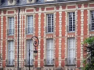 Platz Voges - Backsteinfassade des Platzes Vosges