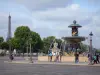 Plaza de la Concordia - Fontaine y lámparas de la Place de la Concorde con la torre Eiffel en el fondo