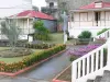 Pointe-Noire - Coloque las flores y las casas de la aldea, en la isla de Basse - Terre