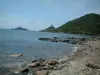 Pointe do Parata - Praia, rochas, mar Mediterrâneo, ponta de Parata com sua torre genovesa e ilhas Sanguinaires